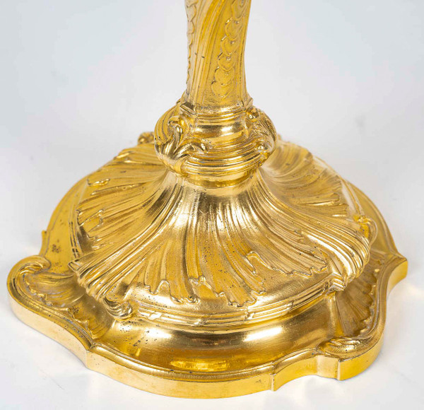 Paire de flambeaux Rocaille montée en lampes en bronze ciselé et doré dans le style Louis XV vers 18