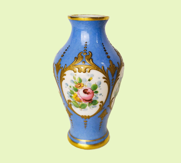 Porzellan aus Paris Kleine Vase Rosendekor 19. Jahrhundert