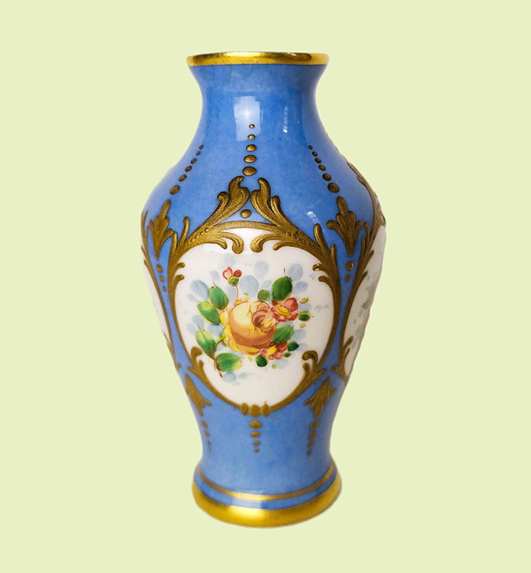 Porzellan aus Paris Kleine Vase Rosendekor 19. Jahrhundert