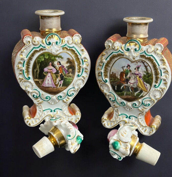 Jacob Petit ( 1796- 1868 ) Paire De Flacons En Porcelaine Polychrome De Scenes Courtoises 