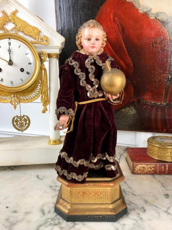 ENFANT JÉSUS DU XIX eme EN BOIS SCULPTÉ POLYCHROME SUR SOCLE DORÉ A DOUCINE