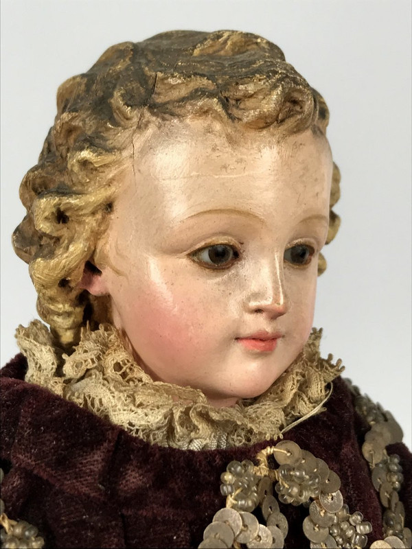 ENFANT JÉSUS DU XIX eme EN BOIS SCULPTÉ POLYCHROME SUR SOCLE DORÉ A DOUCINE