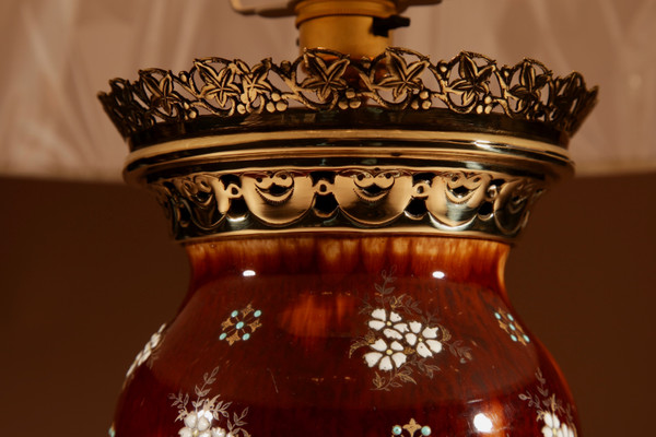  A French table lamp in ceramic and brass.