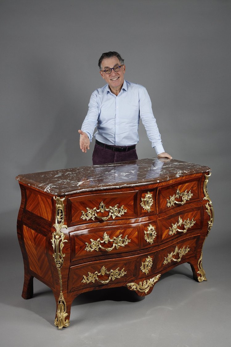 Commode tombeau en placage de bois de violette estampillée de Lapie