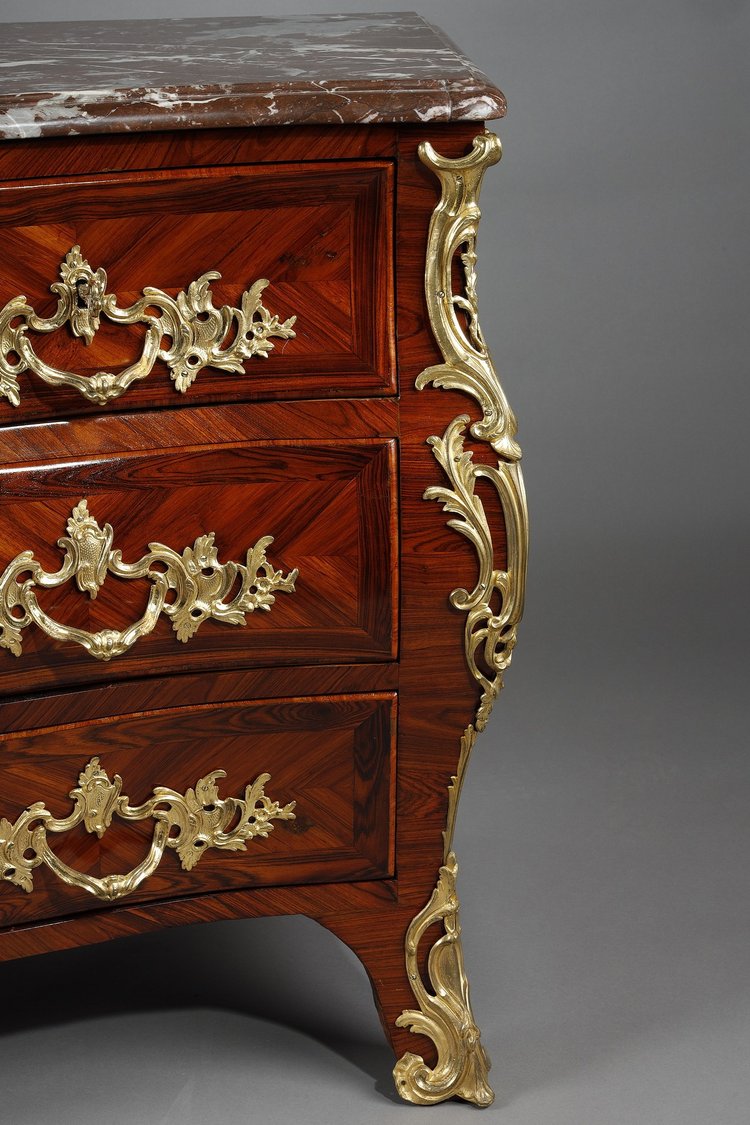 Commode tombeau en placage de bois de violette estampillée de Lapie