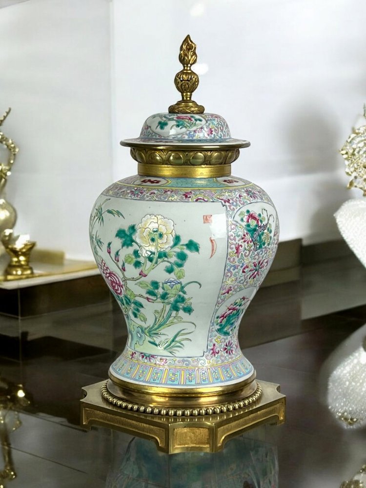 VASO RICOPERTO A FORMA DI BALUSTER IN PORCELLANA E BRONZO AL GUSTO DELLA CINA