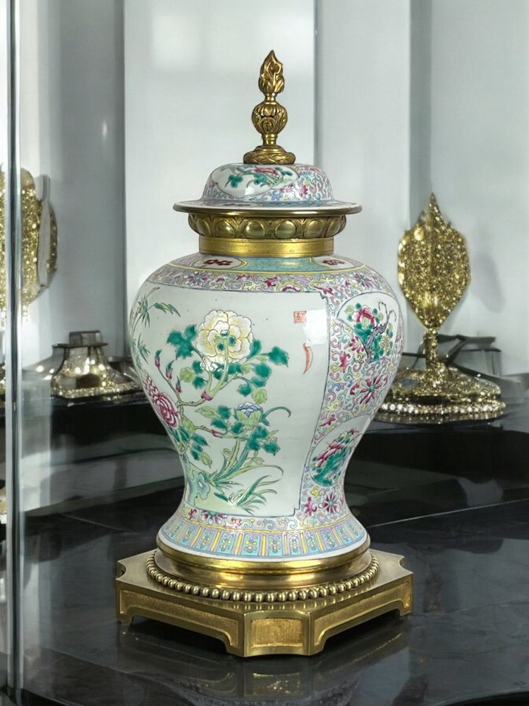 VASO RICOPERTO A FORMA DI BALUSTER IN PORCELLANA E BRONZO AL GUSTO DELLA CINA