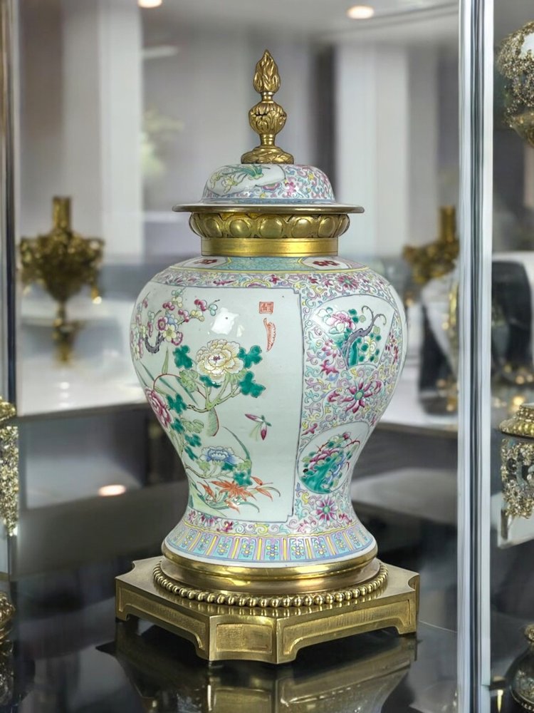 VASO RICOPERTO A FORMA DI BALUSTER IN PORCELLANA E BRONZO AL GUSTO DELLA CINA