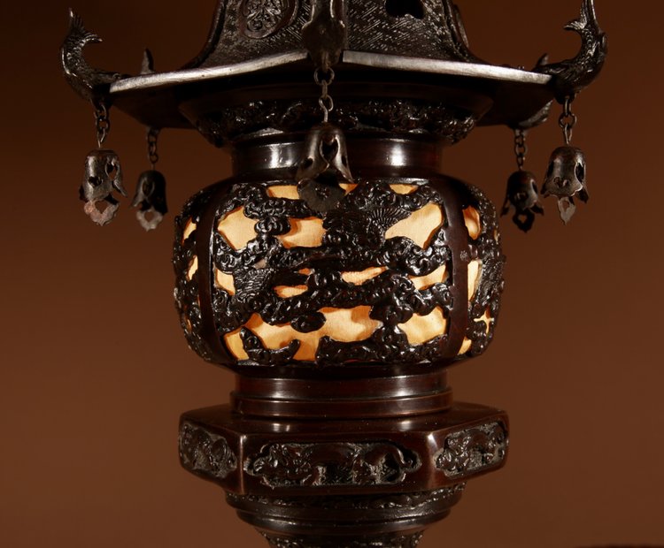  Une lampe de table lanterne japonaise en bronze rare et très décorative