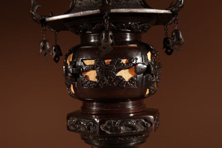  Une lampe de table lanterne japonaise en bronze rare et très décorative