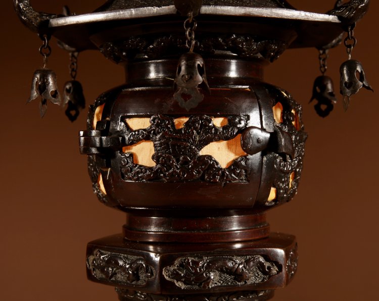  Une lampe de table lanterne japonaise en bronze rare et très décorative