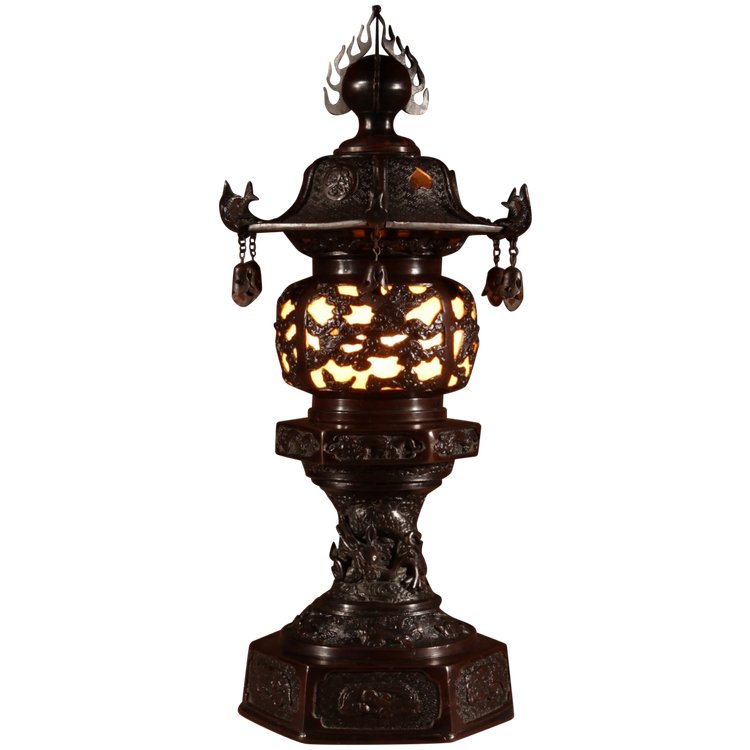  Une lampe de table lanterne japonaise en bronze rare et très décorative