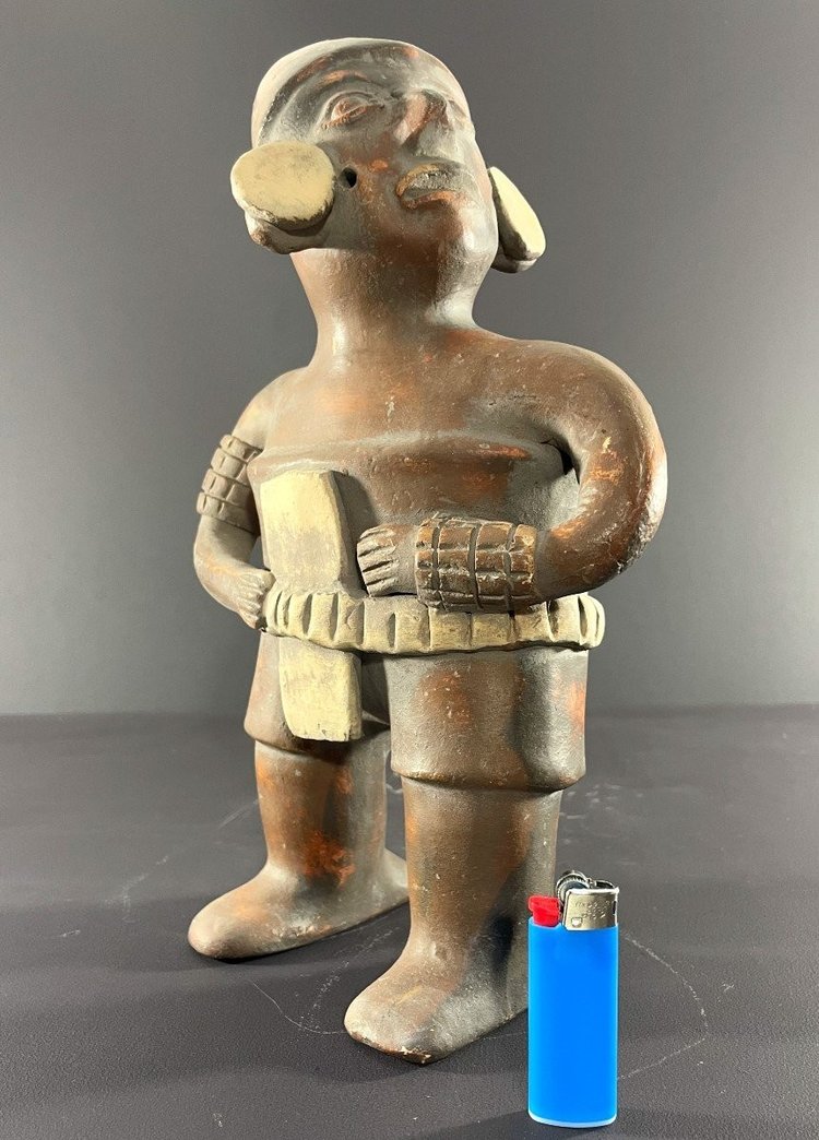 Mexiko, 1930er/1950er Jahre, Terrakottastatue, die einen Krieger im präkolumbianischen Geist darstellt.