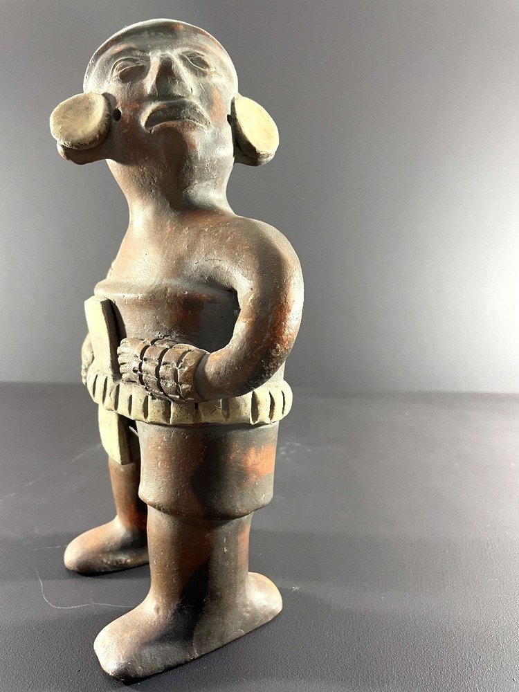 Mexiko, 1930er/1950er Jahre, Terrakottastatue, die einen Krieger im präkolumbianischen Geist darstellt.