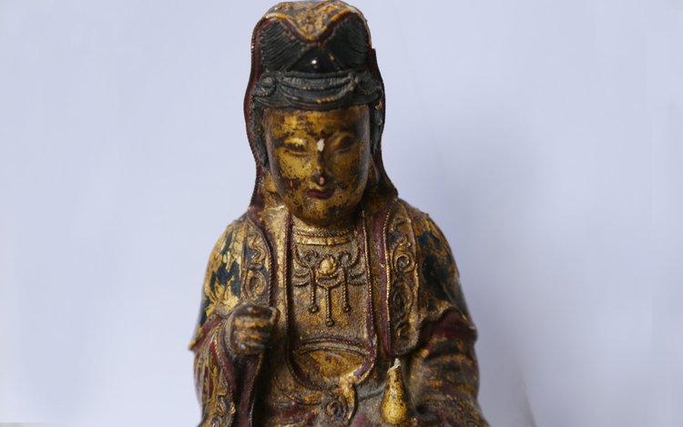 Legno dorato policromo, divinità Guanyin, fine del XVIII secolo