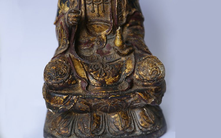 Legno dorato policromo, divinità Guanyin, fine del XVIII secolo