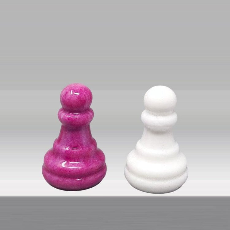 1970s Stunning Pink and White Chess Set in Volterra Alabaster Handmade Made in Italy (Jeu d'échecs rose et blanc en albâtre de Volterra fait à la main)