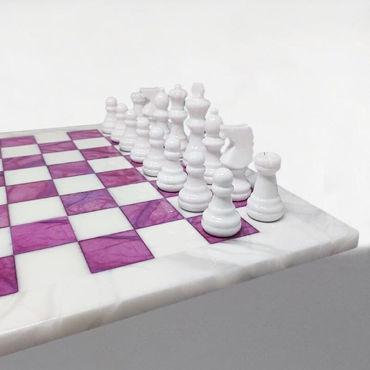 1970s Stunning Pink and White Chess Set in Volterra Alabaster Handmade Made in Italy (Jeu d'échecs rose et blanc en albâtre de Volterra fait à la main)