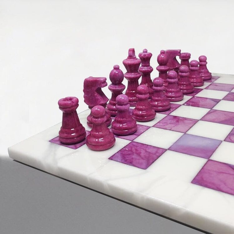 1970s Stunning Pink and White Chess Set in Volterra Alabaster Handmade Made in Italy (Jeu d'échecs rose et blanc en albâtre de Volterra fait à la main)