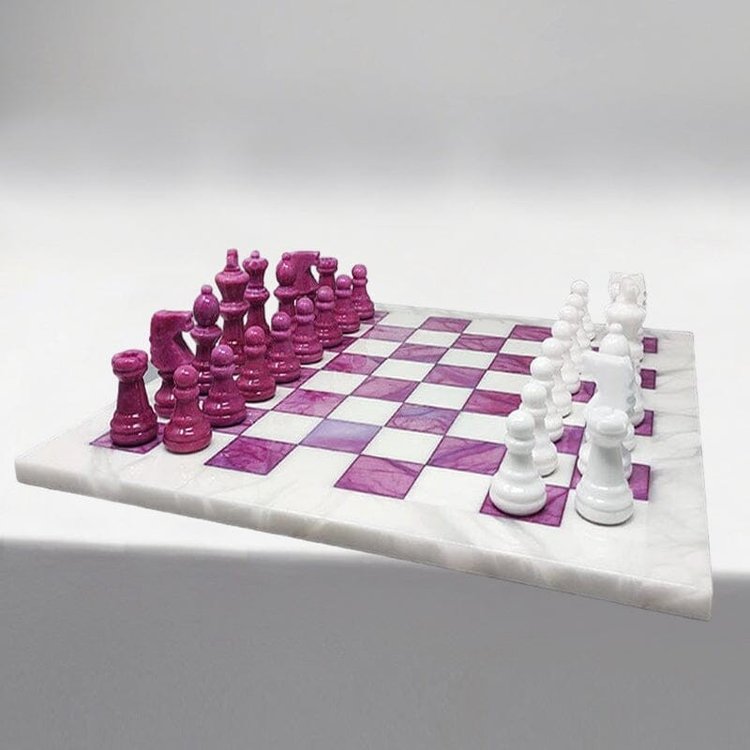 1970s Stunning Pink and White Chess Set in Volterra Alabaster Handmade Made in Italy (Jeu d'échecs rose et blanc en albâtre de Volterra fait à la main)