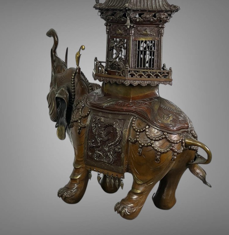 bruciaprofumi giapponese di fine Ottocento in bronzo con patina marrone raffigurante un elefante