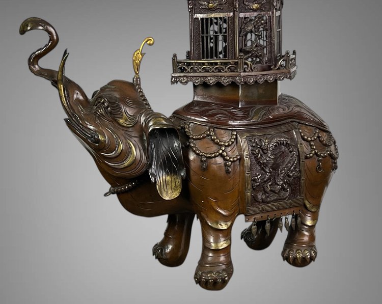 bruciaprofumi giapponese di fine Ottocento in bronzo con patina marrone raffigurante un elefante