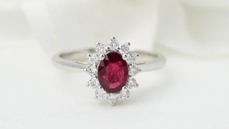 Surrounding ring in white gold, rubies and diamonds