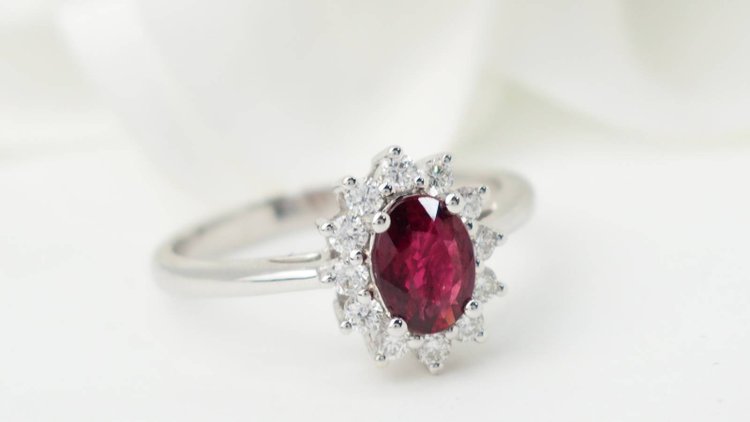 Surrounding ring in white gold, rubies and diamonds