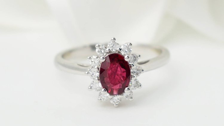 Surrounding ring in white gold, rubies and diamonds