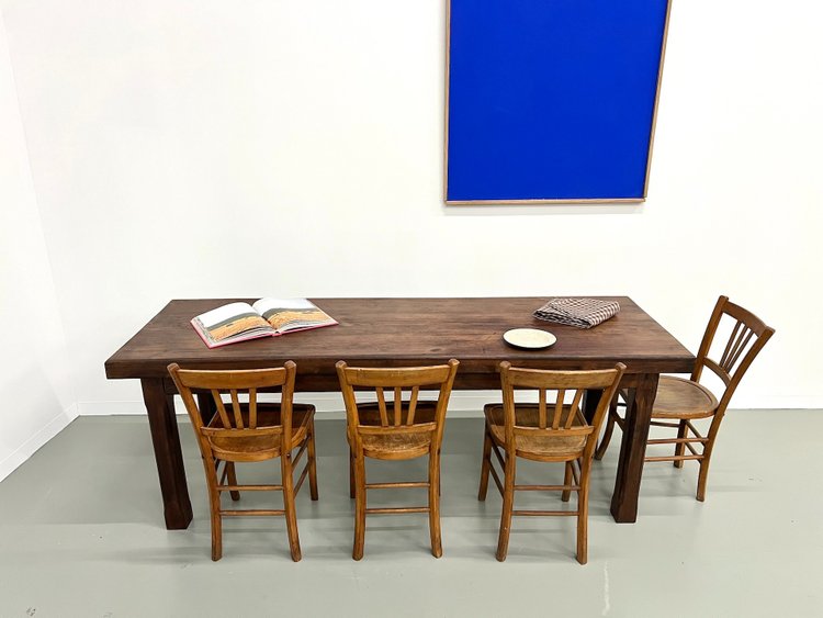 Petite table de ferme des années 50 en bois de noyer blond