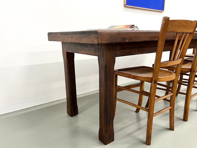 Petite table de ferme des années 50 en bois de noyer blond