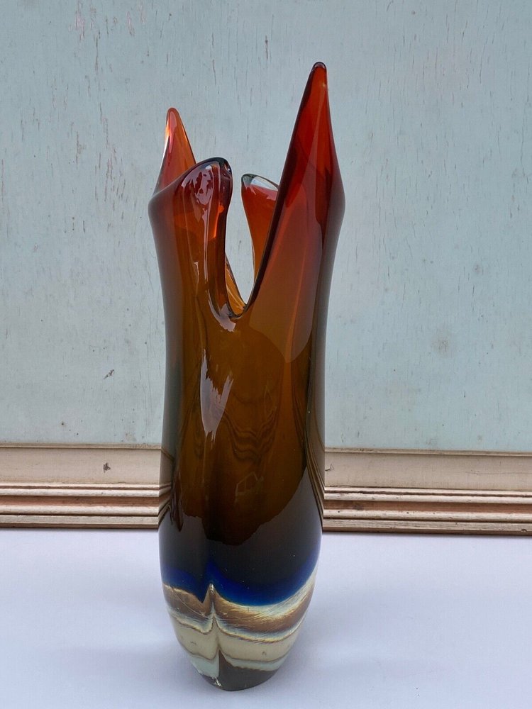 Murano Vase 60er Jahre freie Form roter und blauer Hintergrund 6 Kilo