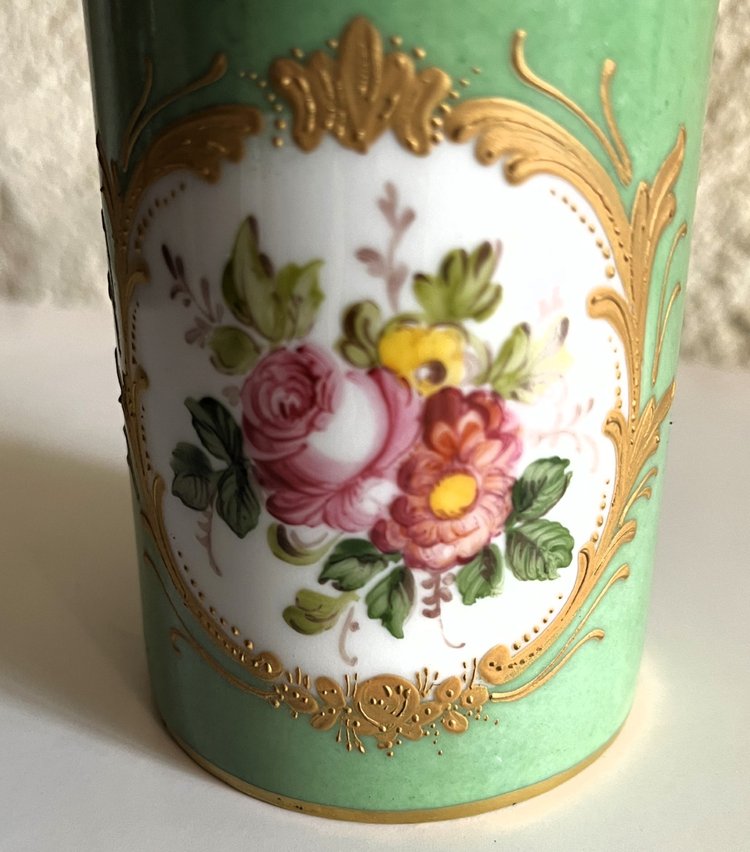 Petite boîte en porcelaine décorée main, 