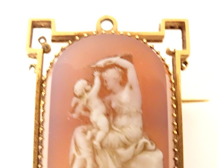 18 Carat Solid Gold Antique Female Angelot Cameo Brooch Napoleon III 19th century