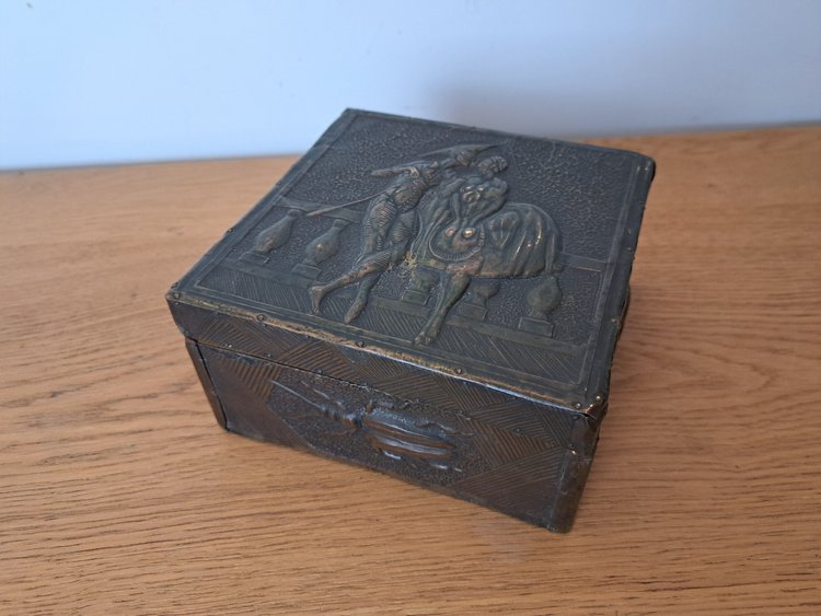 Arlequin Et Colombine , Repoussé Brass Box , Art Nouveau , Early XX°.