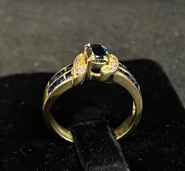 Ring aus Saphiren und weißen Steinen