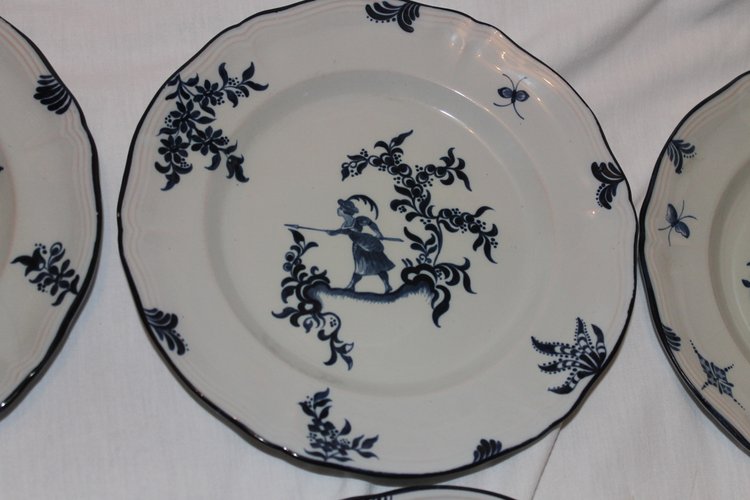 10 assiettes en faïence signées d'Emile Gallé service chasseurs et chasseresses en bleu 19ème