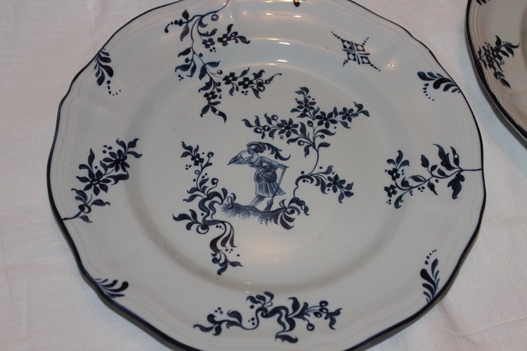 10 assiettes en faïence signées d'Emile Gallé service chasseurs et chasseresses en bleu 19ème