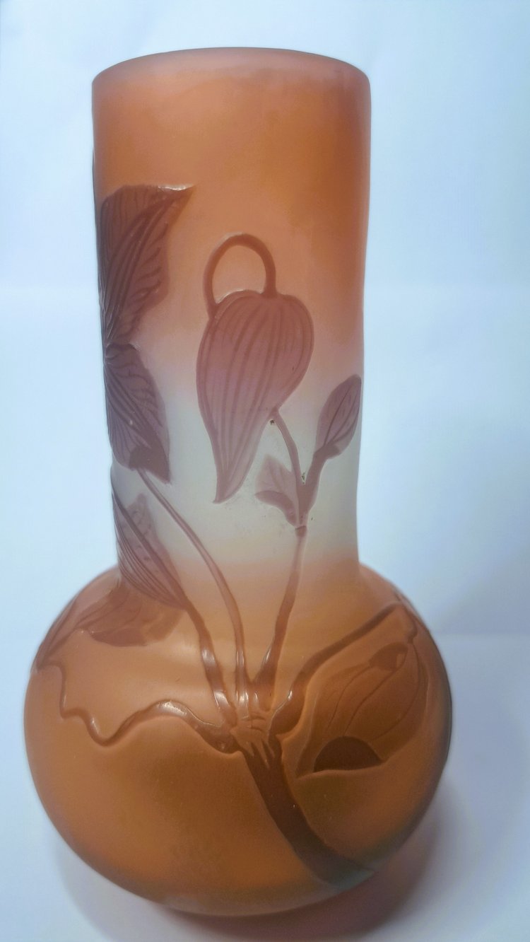  Gallé-Soliflore-Vase aus mehrschichtigem Glas, verziert mit Blumen auf rosa Hintergrund. Signiert im oberen Dekor1