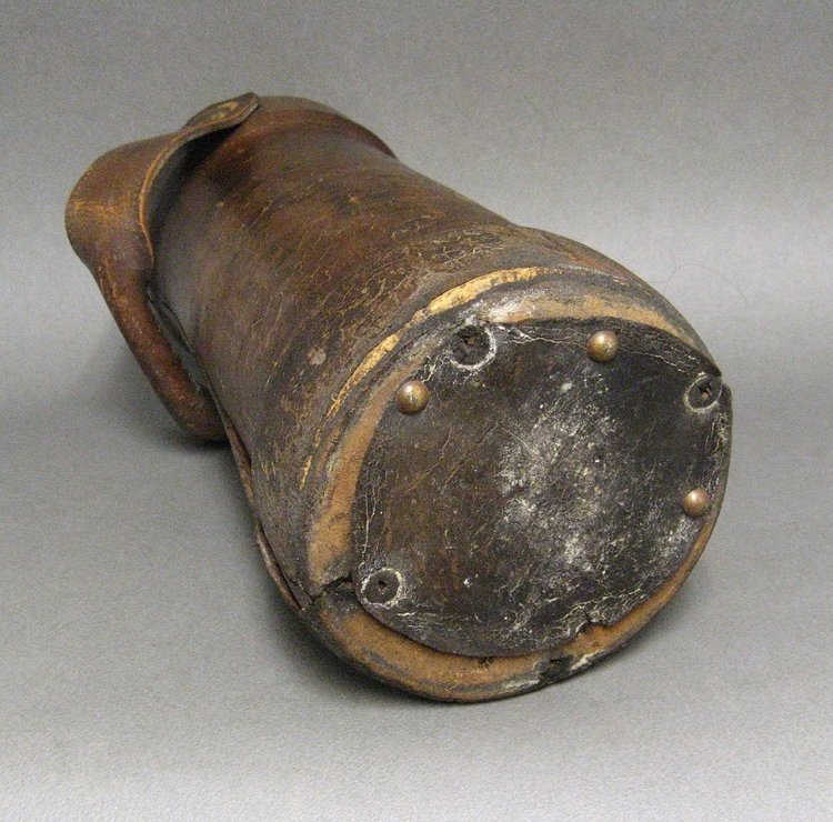 Secchio in pelle di cordite, portamunizioni della Royal Navy del XIX secolo. Stemma del Regno Unito.