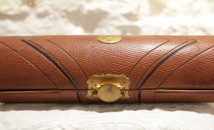 Circular case, document holder or sewing case, in brown leather and brass, 19th century