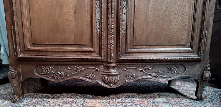 Louis XV 2-part buffet in carved oak