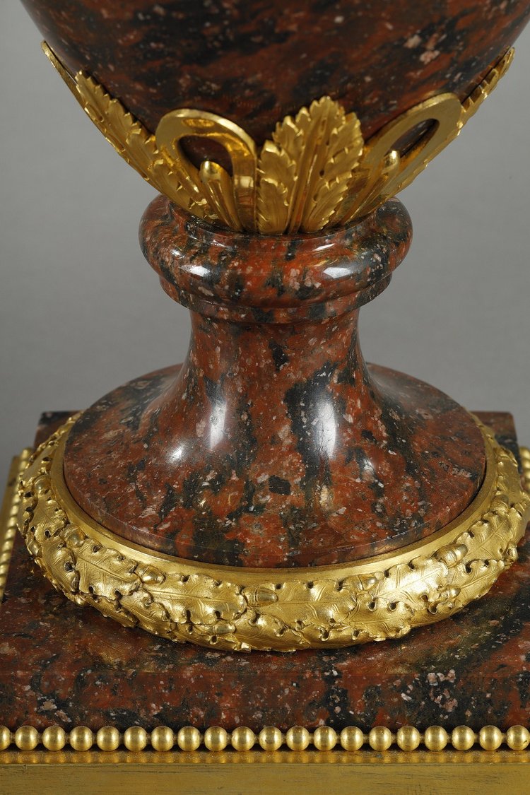 COPPIA DI CANDELABRI IN STILE LUIGI XVI in marmo rosso ciliegia e bronzo dorato