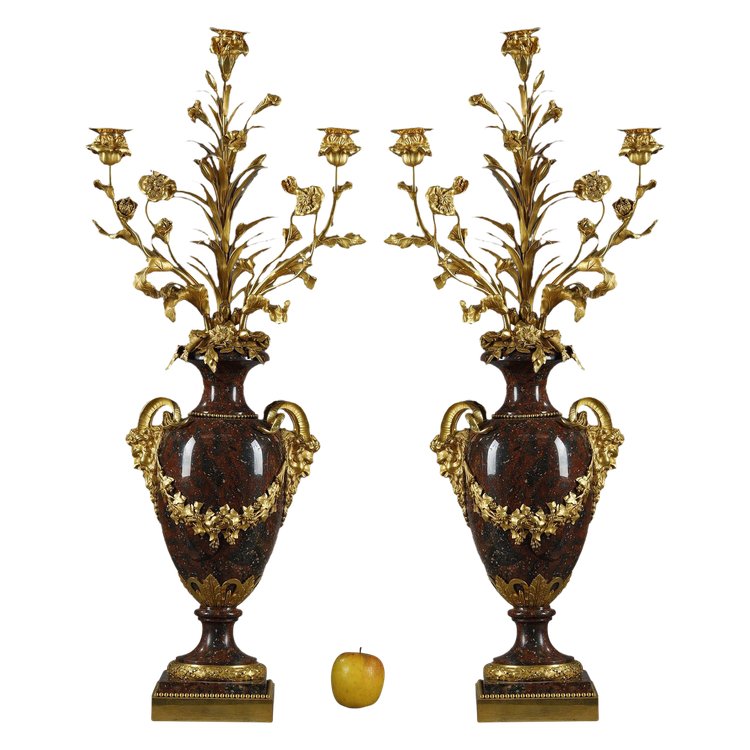 COPPIA DI CANDELABRI IN STILE LUIGI XVI in marmo rosso ciliegia e bronzo dorato