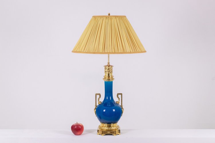 Lampe mit blauem Porzellan und vergoldeten Bronzegriffen. Um 1880. LS6040309I