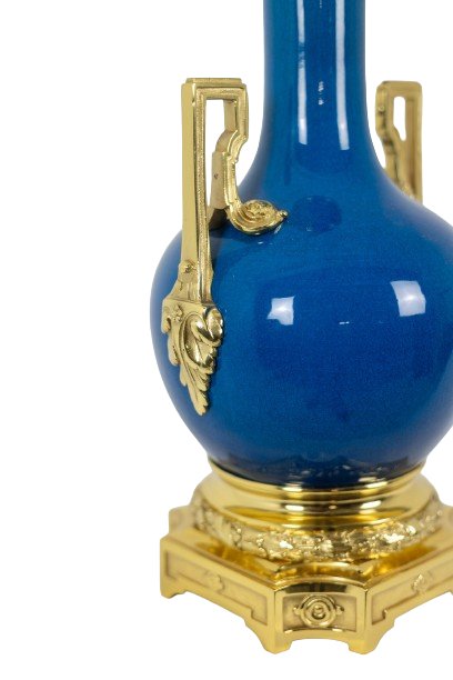 Lampe mit blauem Porzellan und vergoldeten Bronzegriffen. Um 1880. LS6040309I