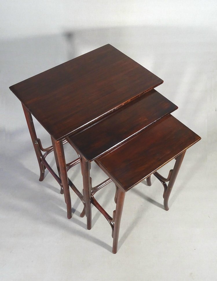 Jeu de 3 tables gigognes par Thonet, 1905 -Bentwood -