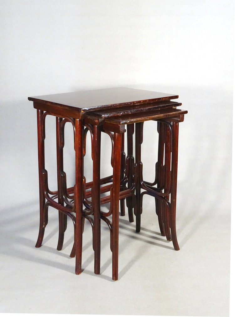 Jeu de 3 tables gigognes par Thonet, 1905 -Bentwood -