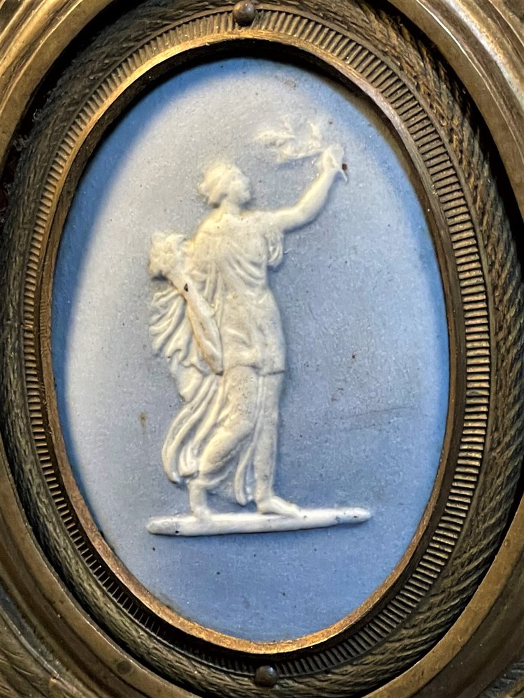 Table de salon ou de chevet ornée d’une plaque de Wedgwood, style Napoléon III