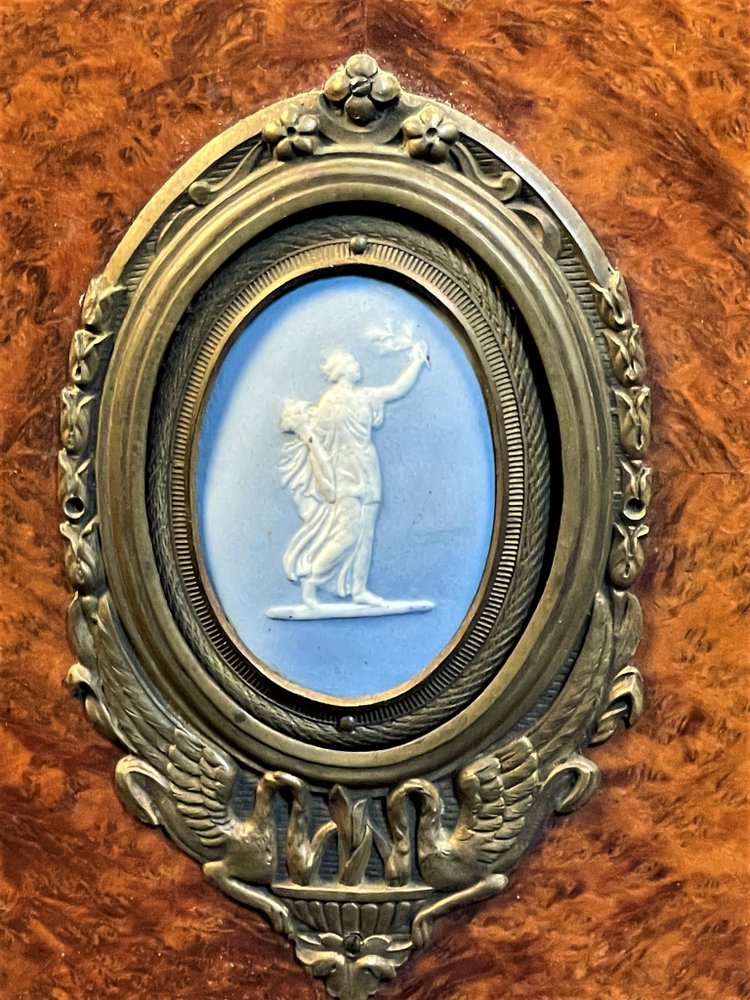 Table de salon ou de chevet ornée d’une plaque de Wedgwood, style Napoléon III